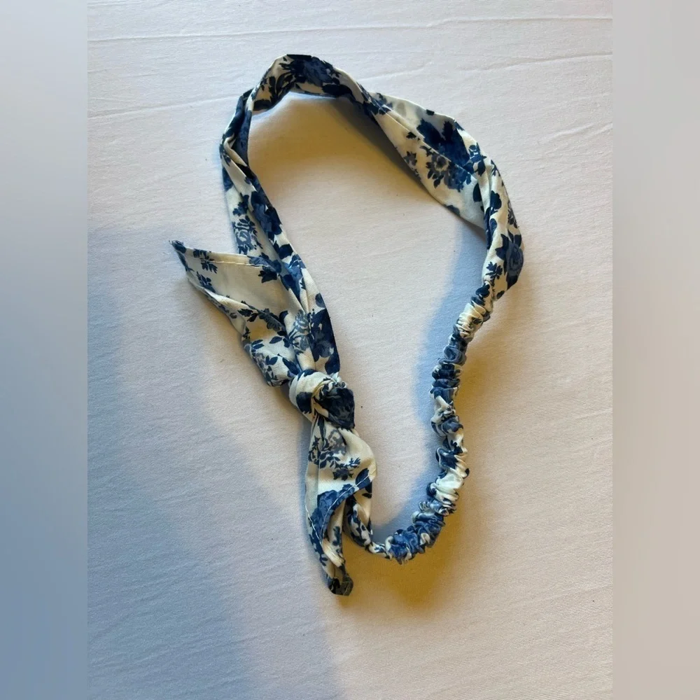Floral Blue and White Headband - Picture 2 of 2